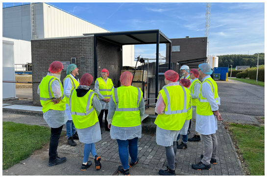 Groep staat buiten aan FrieslandCampina