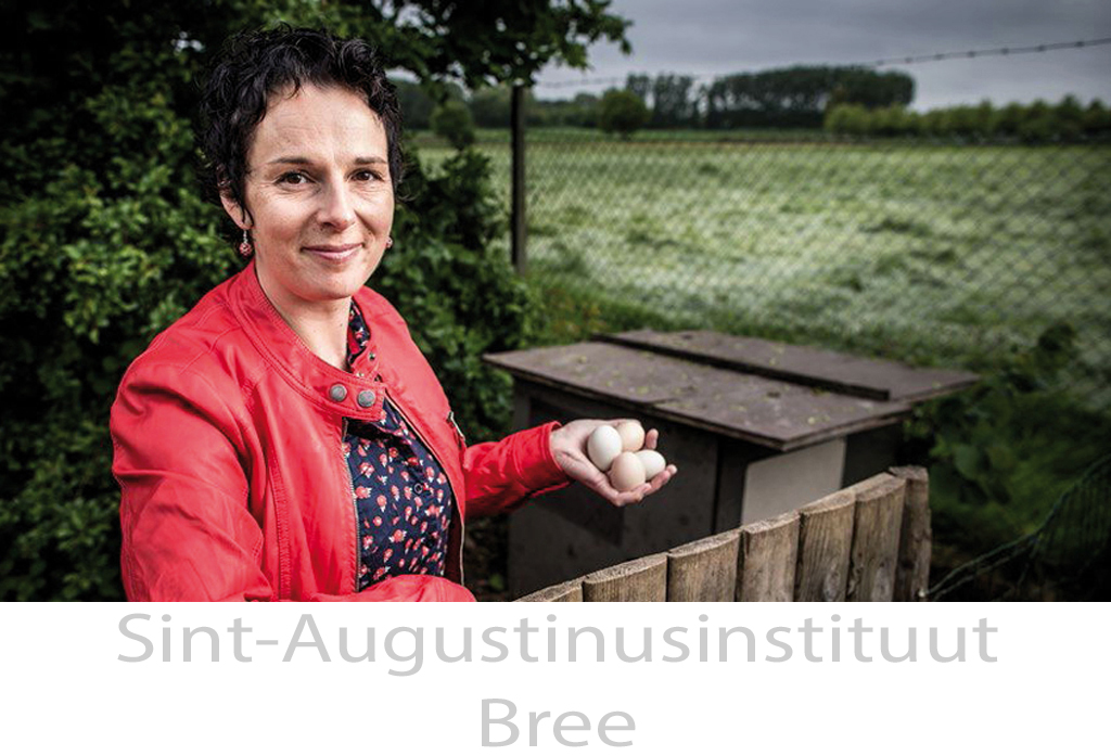 Directiesecretaresse van het Sint-Augustinusinstituut te Bree met eieren in de hand naast een kippenhok