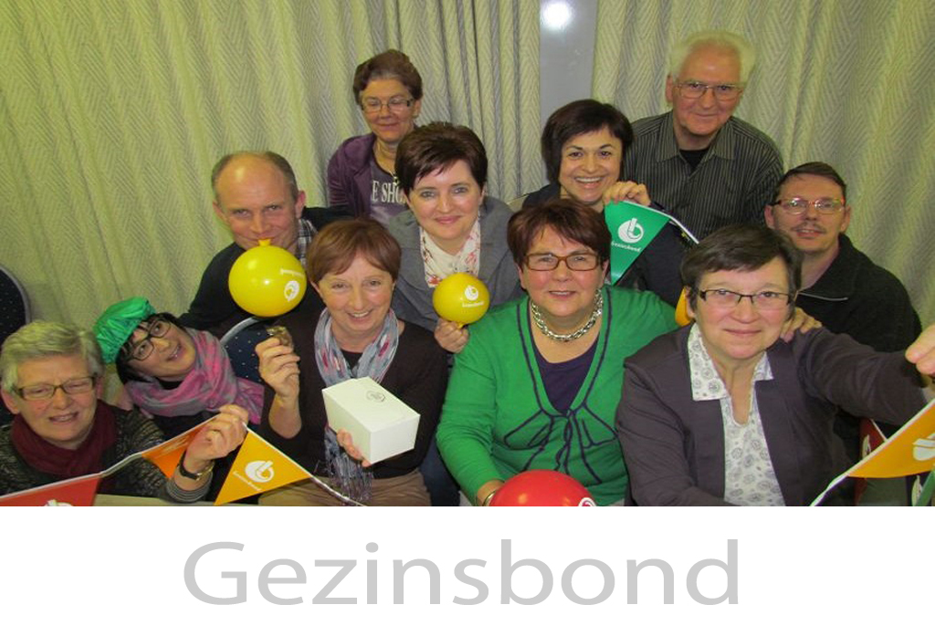 Leden van de Gezinsbond Neeroeteren tussen ballonnen en wimpels.