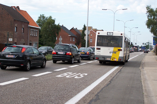 bus rijdt over bustrook een file auto's voorbij
