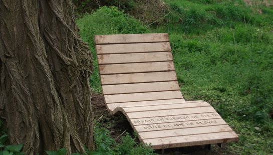 Rustbank in stiltegebied
